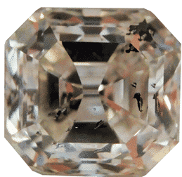 Ce diamant de 5.80ct, de pureté i1, présente d’importantes inclusions noires dont certaines sont situées sur la table. Les inclusions sont bien plus visibles sur un diamant de taille émeraude, qui a moins de facettes et moins d’effets de miroir.