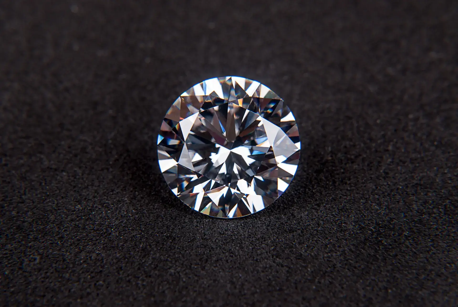 Un diamant rond brillant aux excellents critères de qualité - Valuae.com