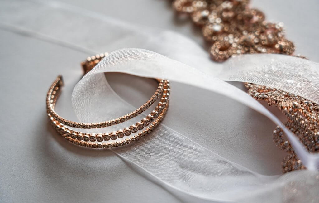Bracelets et colliers en or sertis de diamants. L'estimation de bijoux est importante pour connaître leur valeur