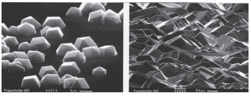 C.V.D. cristaux isolés à gauche et surface polycristalline après l’interaction des cristaux isolés à droite sous le microscope électronique