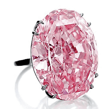 Le diamant Pink Star de pureté IF de 59,6 carats est exposé chez Sotheby's. La maison de vente aux enchères est désormais propriétaire du diamant après que l'acheteur a manqué à son offre gagnante de 83 millions de dollars américains.