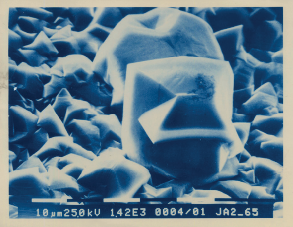Diamant polycristallin C.V.D. synthétique au microscope électronique