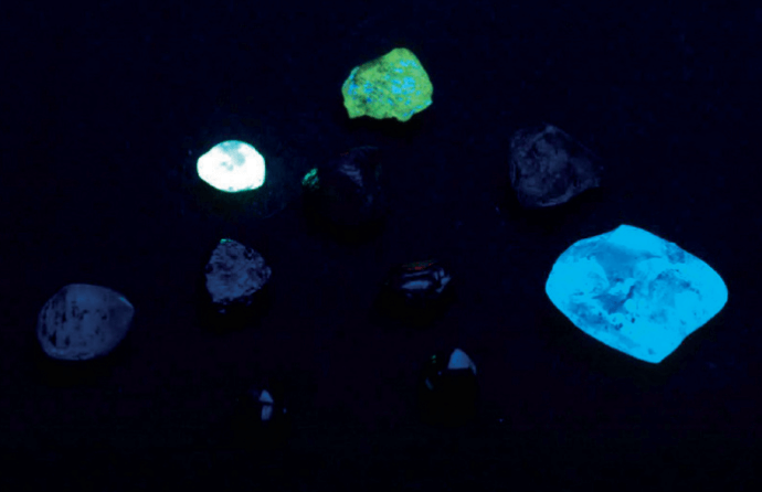 Diamants bruts fluorescents sous une lampe UV