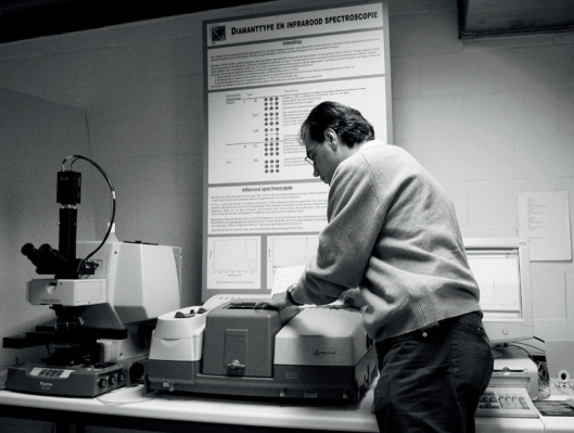Maxime Blanchart du H.R.D. Research et le FTIR (Fourier Transformer InfraRed Spectrophotometer)