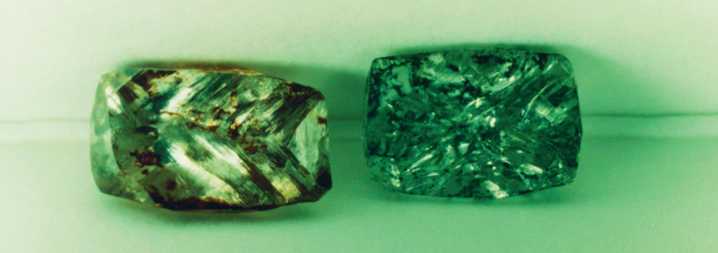 Taches typiques d’irradiation naturelle sur la surface de 2 diamants sciés
