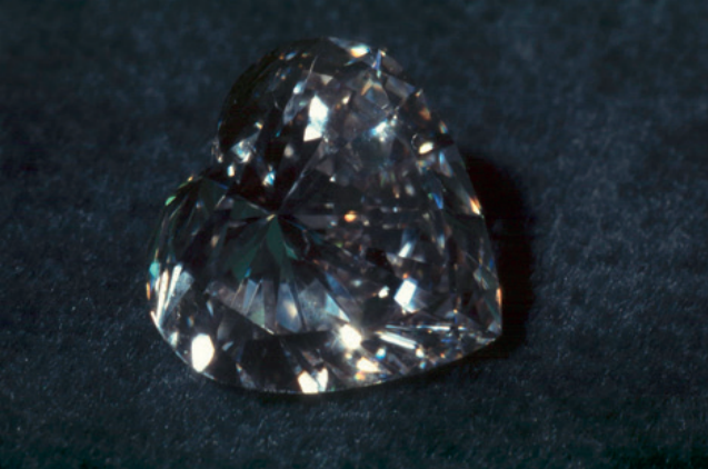 Un diamant taille coeur sous la lumière du jour
