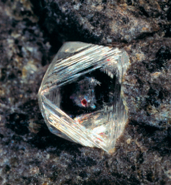 Une inclusion de carbone dans un diamant