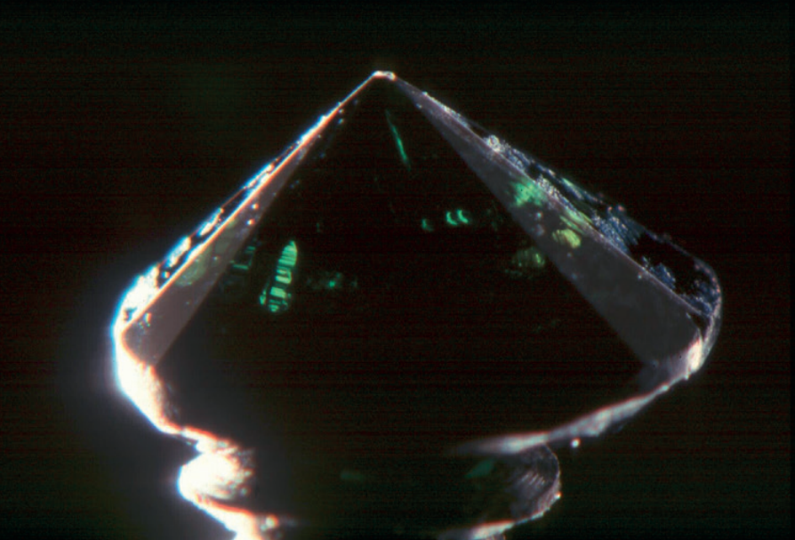 Un diamant noir irradié continue d'émettre des radiations, contrairement aux autres diamants
