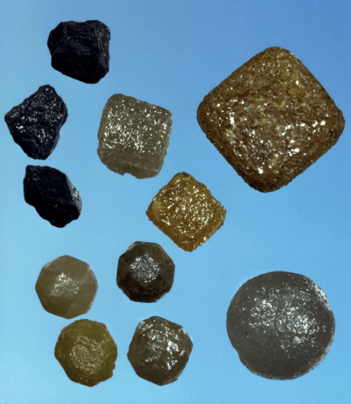Brut industriel, certaines pierres opaques peuvent contenir des plus petites pierres transparentes