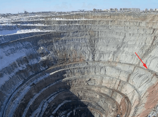Camion Belaz de 220 tonnes dans la mine de Mir (voir la flèche)