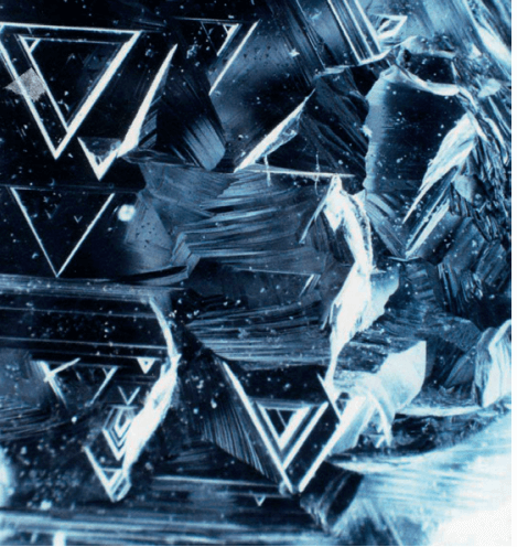 Lignes de structure et trigons sont des preuves d’un diamant naturel, bien que les faussaires pourraient les imiter