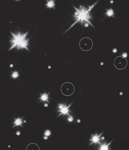 Naines blanches, entourées d’un cercle, dans l’amas globulaire Messier 4