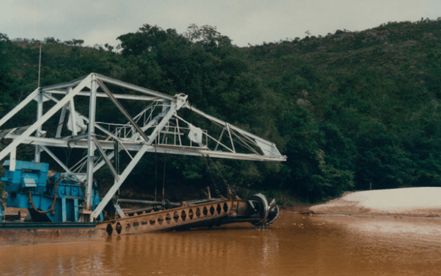 Brésil, drague sur le fleuve Jequitinihanbra