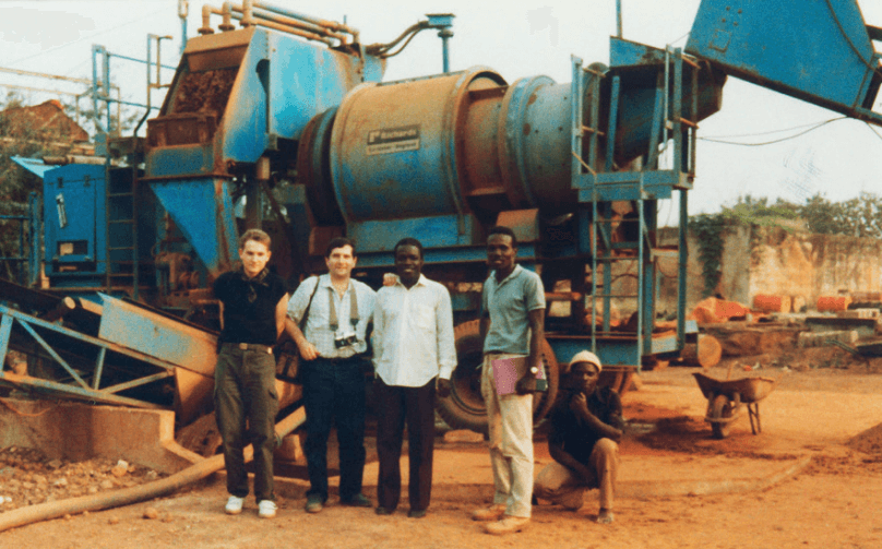 L’auteur et son fils avec les géologues de la Sogémine à Séguéla, Côte d’Ivoire