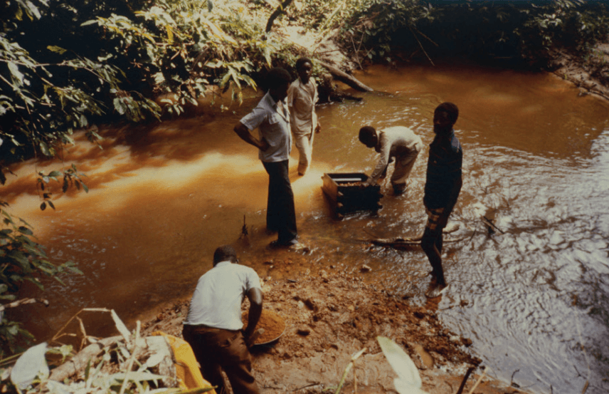 Prospection artisanale le long des rivières en Guinée