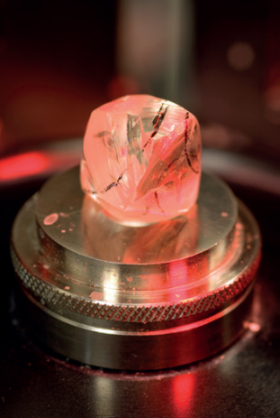 Diamant brut dessiné pour plusieurs sciages sous le laser