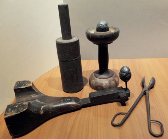 Mortier de broyage de boart, pinces avec dopage en plomb et support pour prise en plomb fondu, début du 20e siècle