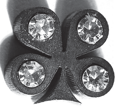 Découpage au laser d’un diamant noir serti de diamants blancs