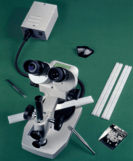 Microscope Strobocope de Nossigem pour le triage des petites pierres qui glissent sous le microscope dans une petite goutière